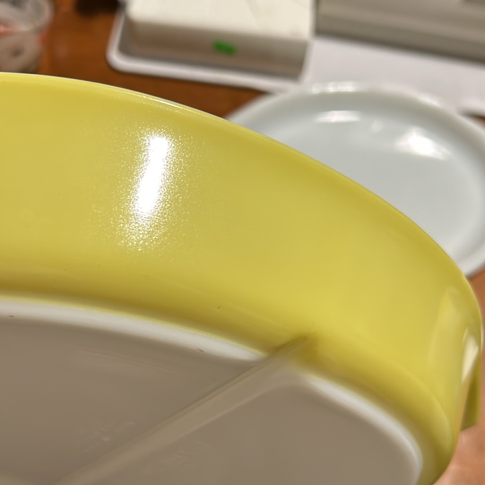 Pyrex Verde 1.5 quart Cinderella divided dish - Picture 11 of 11